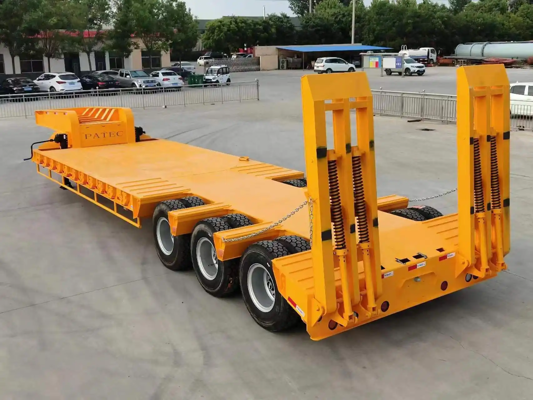 Ultra Low Deck 3 Axle Lowbed Trailer for Heavy Machinery Transportation