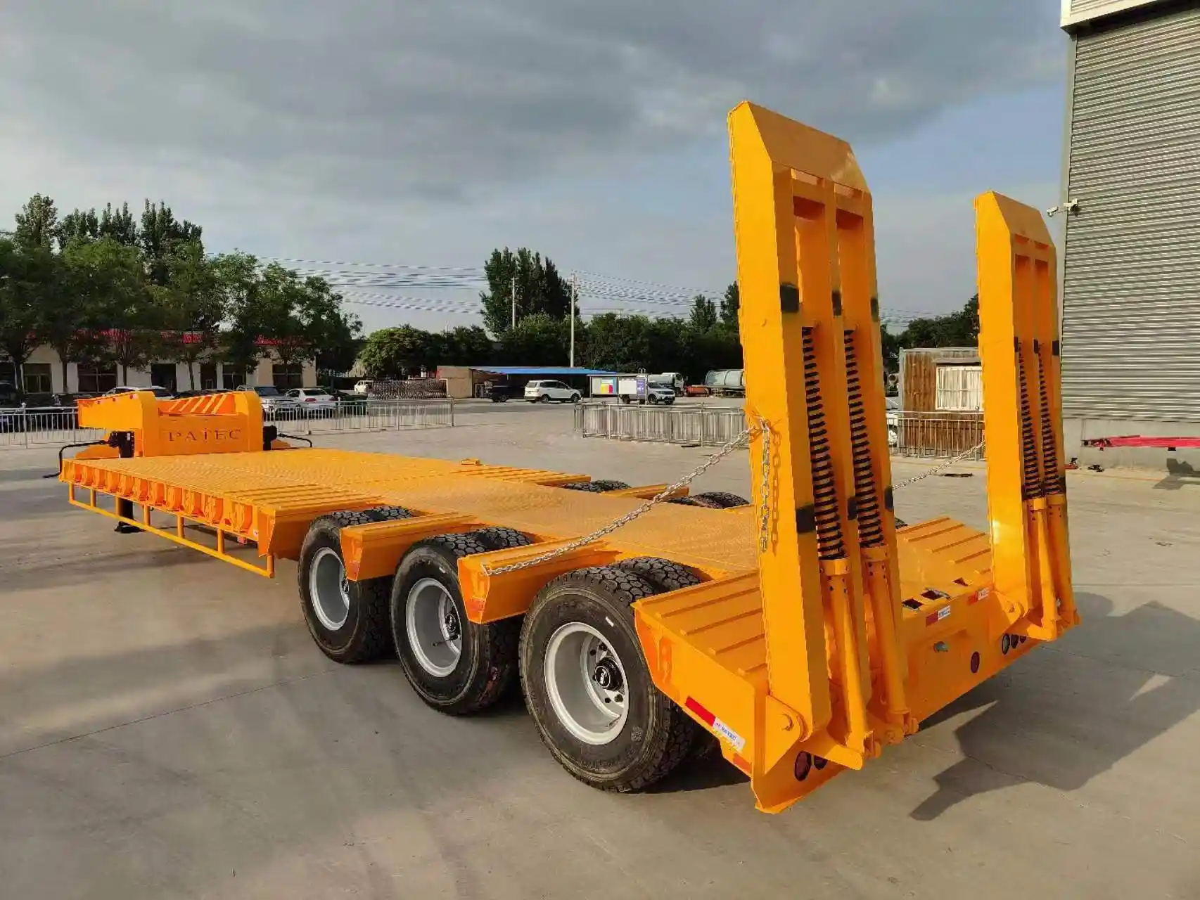 Ultra Low Deck 3 Axle Lowbed Trailer for Heavy Machinery Transportation
