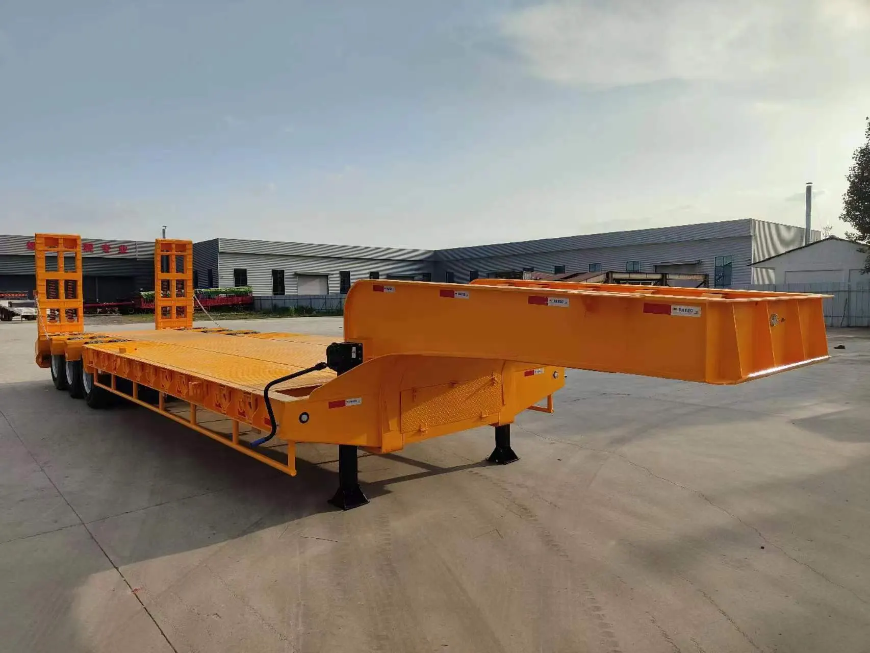 Ultra Low Deck 3 Axle Lowbed Trailer for Heavy Machinery Transportation