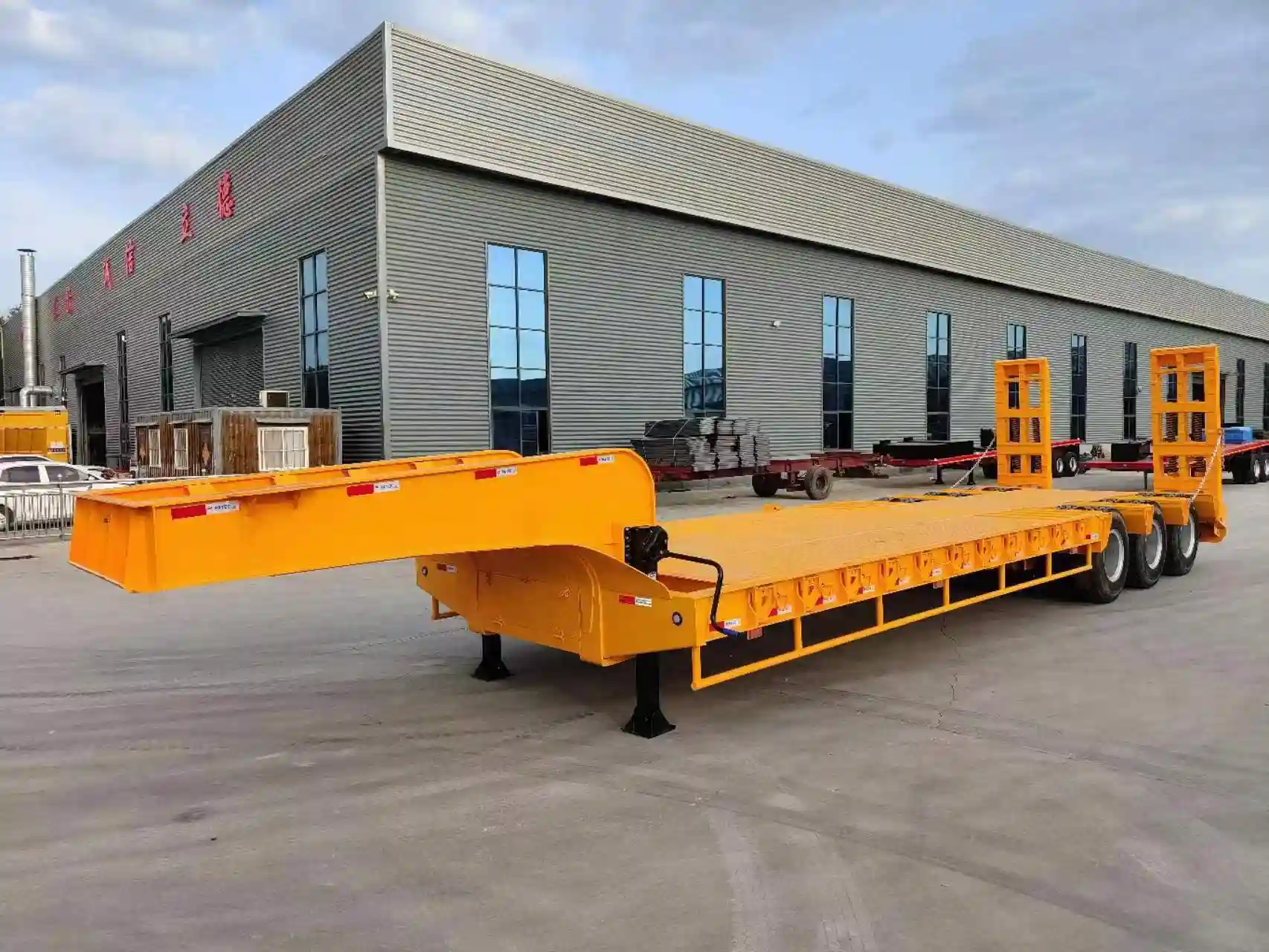 Ultra Low Deck 3 Axle Lowbed Trailer for Heavy Machinery Transportation